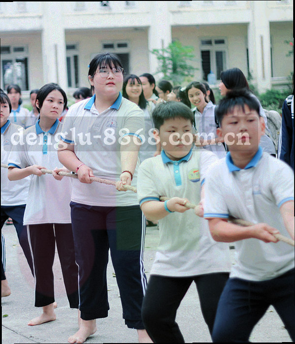 三个阶梯抽象金属质感，象征会员权益等级提升